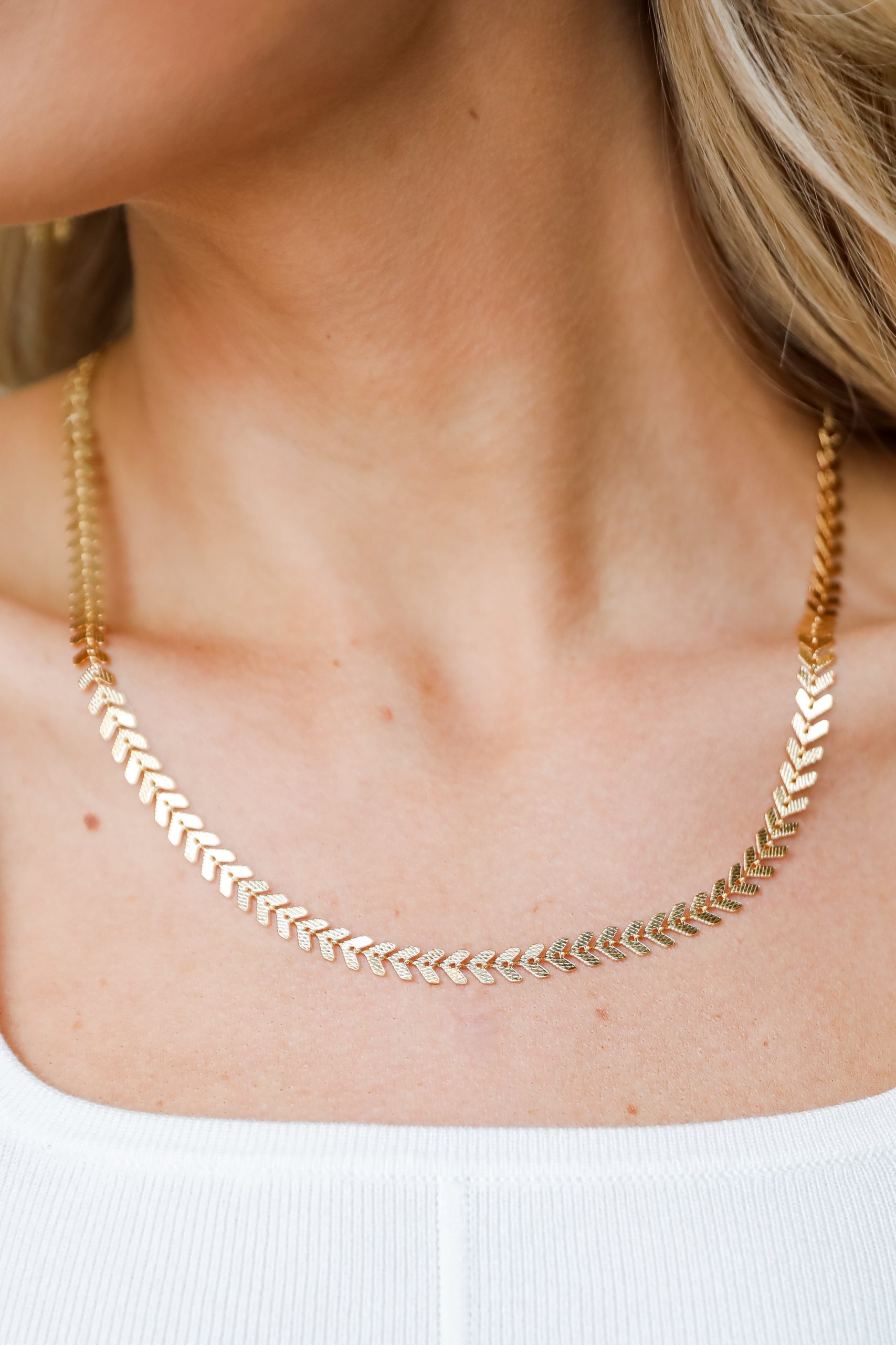 shopdressup_gold_chain_necklace-2_76c1f4b8-73c3-4490-879a-e00b5df7c742.jpg