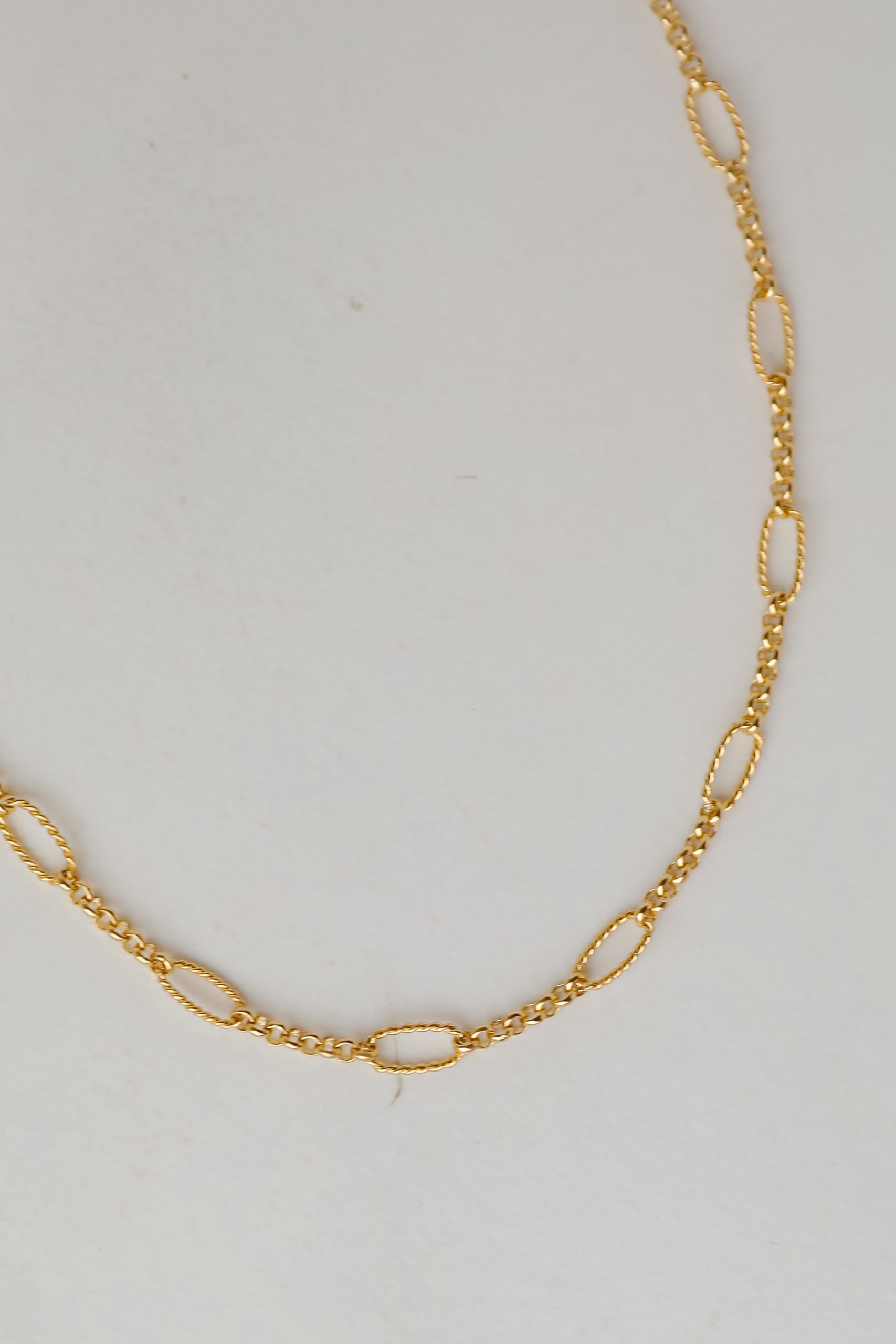 shopdressup_gold_chain_necklace-4_1fc2feec-7a60-43f8-b6b9-4dc3f344543a.jpg