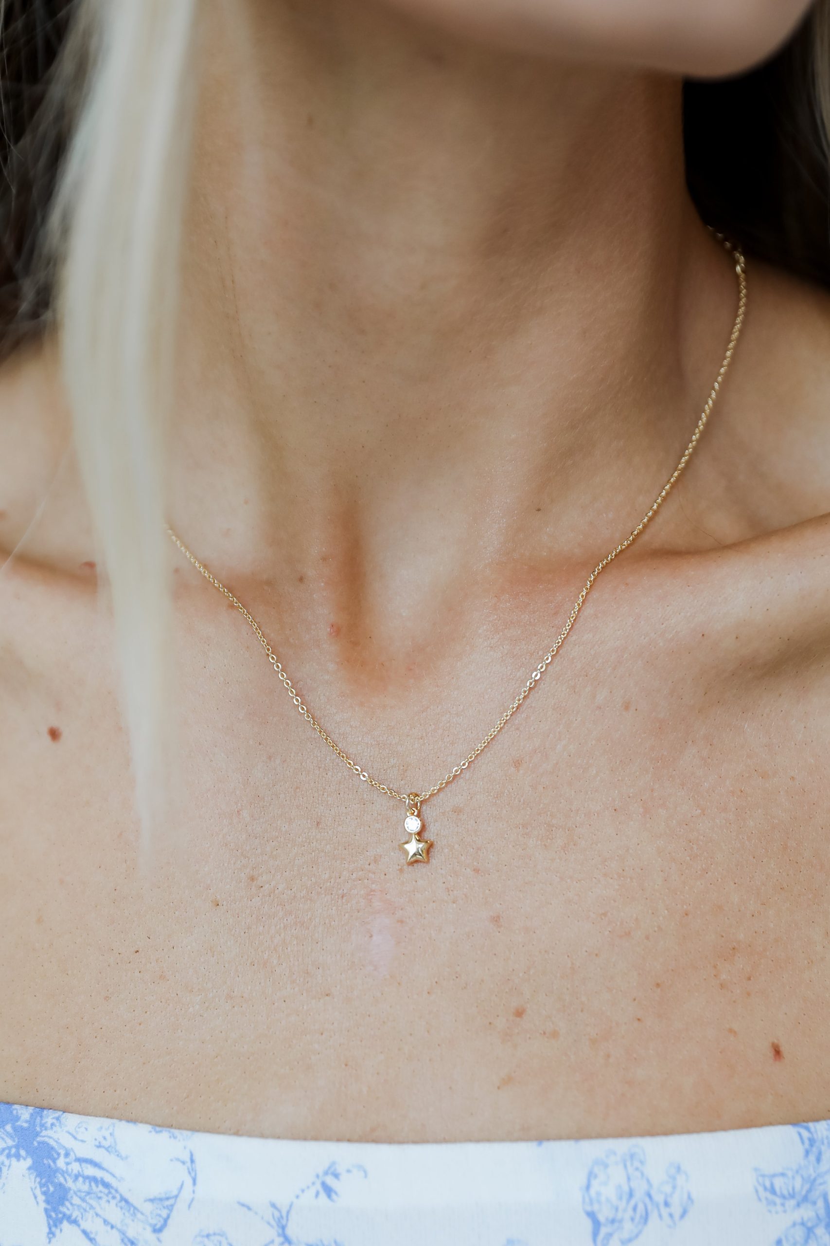 shopdressup_gold_star_necklace_ea93dd80-d7b3-45f9-b545-4da9c1fefa47.jpg